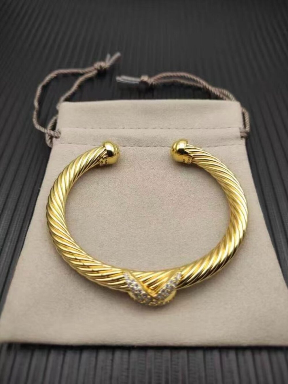 David Yurman glod bracelet with a cross motif - Picture 2 of 6